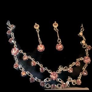 Avon Heirloom Earrings 🌸